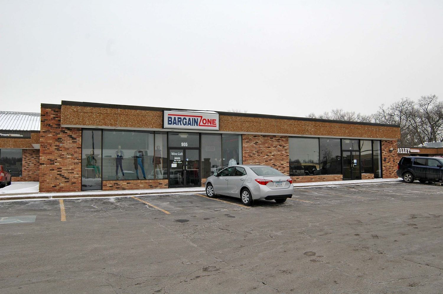College Square - Suite 713: 921 West McKinley Avenue, Mishawaka, IN 46545